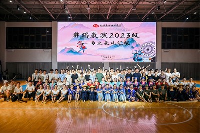舞蹈学院举办“乐满北海 梦归壮土”2023级舞蹈表演专业采风晚会
